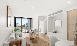 Smart TV, fireplace, books - The Chapter - Luxury Harbour Apt - Newcastle East (Newcastle)
