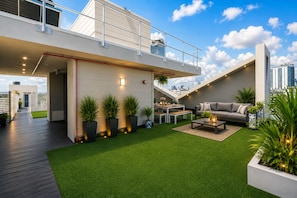 Outdoor dining - Coastal Oasis • Sleeps 11 • Rooftop + Pool • Beach (Hollywood)