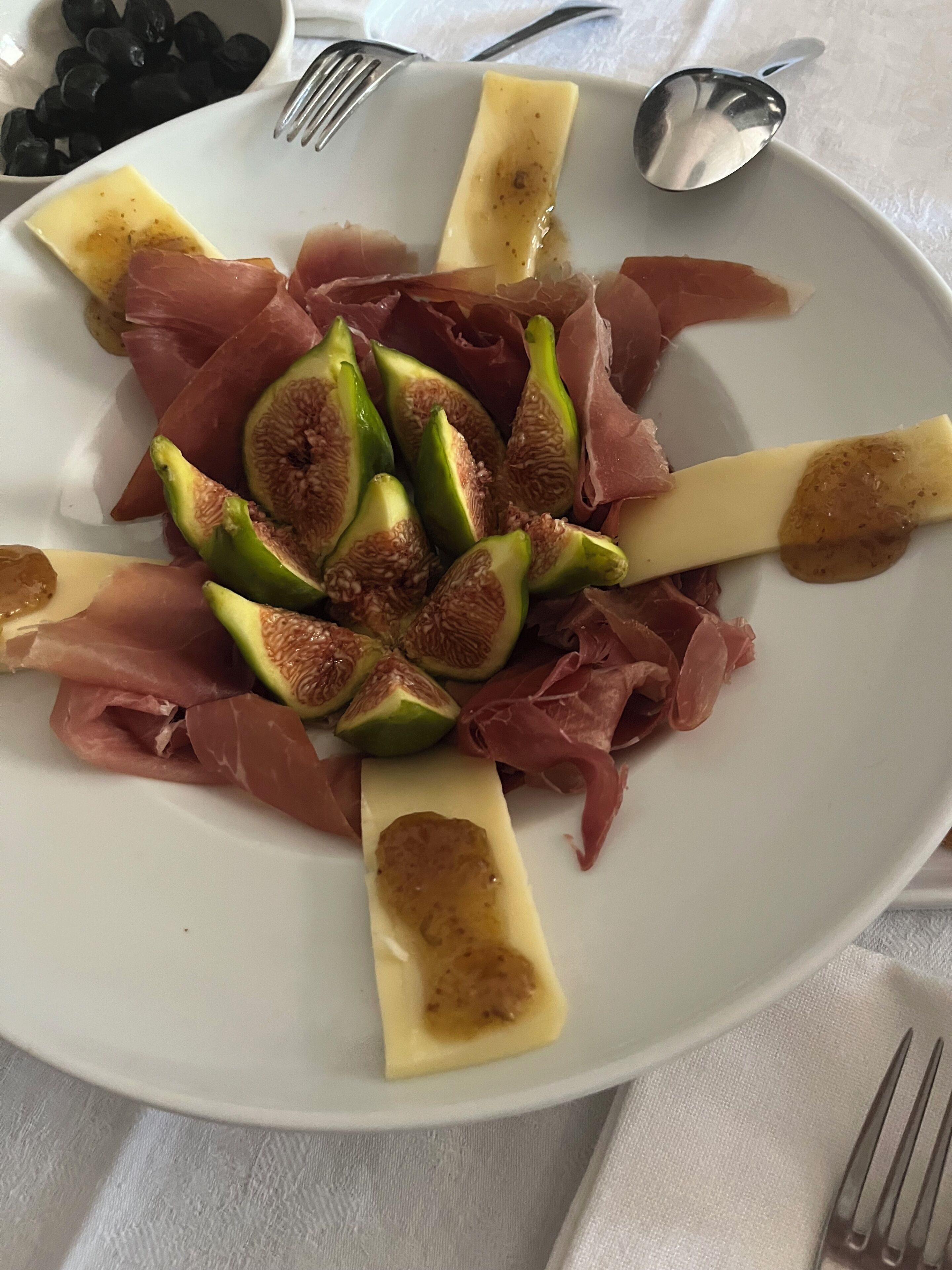 Habitación de lujo doble, patio, vistas a la colina | Comida y bebida