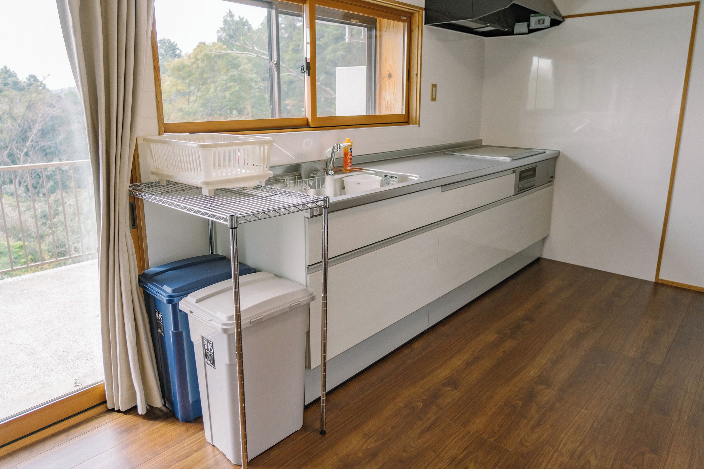 Réfrigérateur, micro-ondes, plaque de cuisson, bouilloire électrique