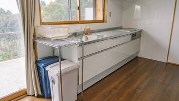 Réfrigérateur, micro-ondes, plaque de cuisson, bouilloire électrique