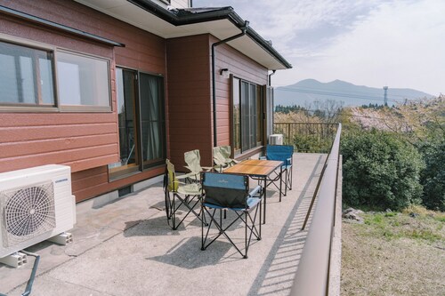 Private Villa with Natural Hot Spring | Sleeps 11
