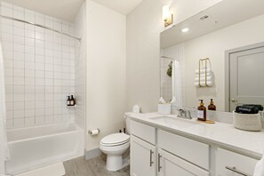 Haartrockner, Handtücher, Seife, Toilettenpapier