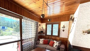 Ein gemütliches Wohnzimmer mit einer Couch, einem Couchtisch und einem Kamin.