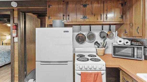 Unclassified image, 1 of 18, button - Cozy 2-bedroom chalet cabin in Pocono Lake. Pool, Beach, Lake, Tennis (Pocono Lake)