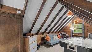 Unclassified image, 5 of 18, button - Cozy 2-bedroom chalet cabin in Pocono Lake. Pool, Beach, Lake, Tennis (Pocono Lake)