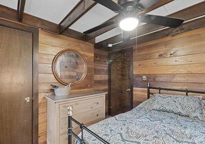 2 bedrooms, free WiFi, bed sheets - Cozy 2-bedroom chalet cabin in Pocono Lake. Pool, Beach, Lake, Tennis (Pocono Lake)