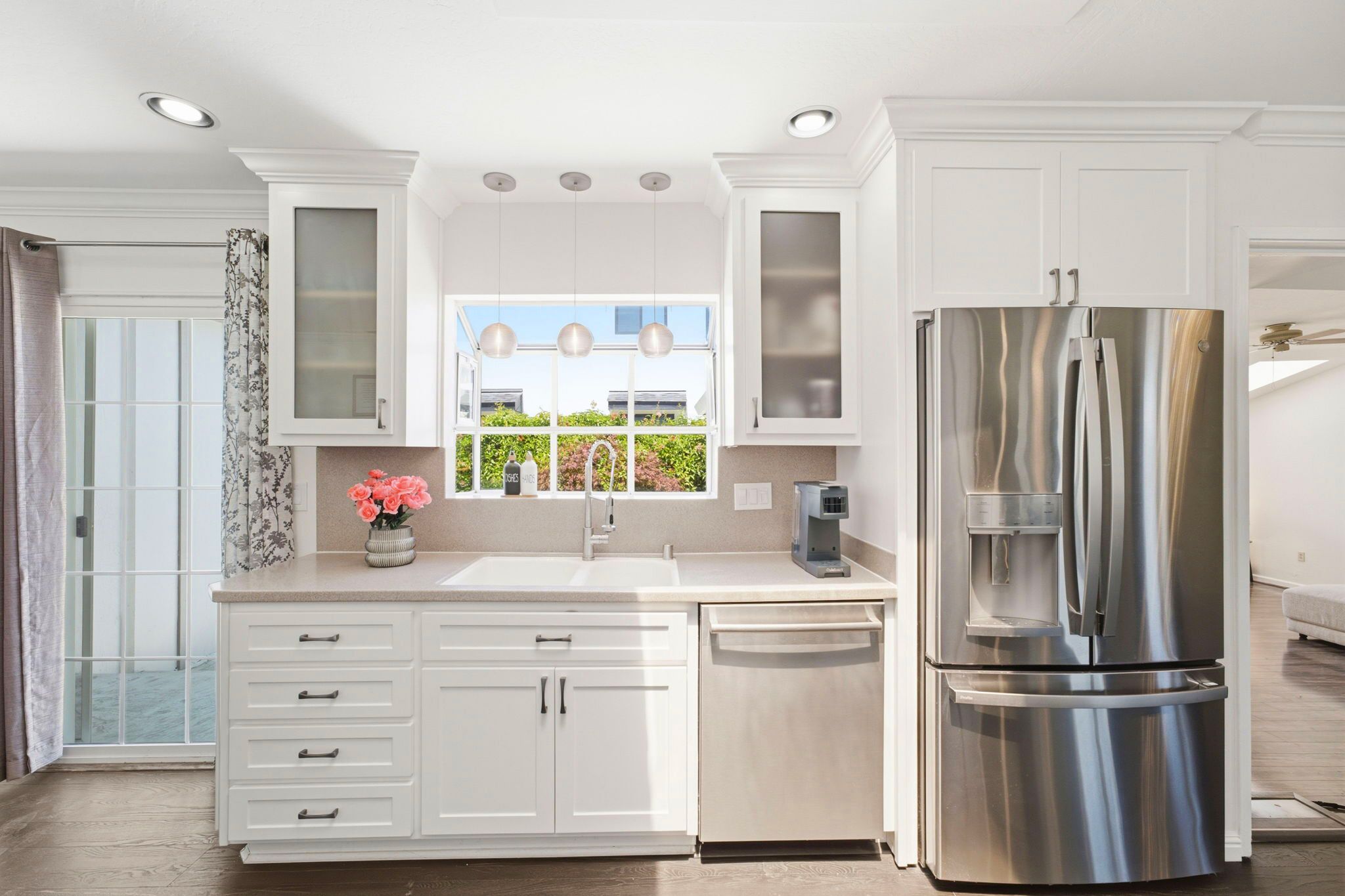 Kaffetrakter/tekoker, kjøleskap, mikrobølgeovn og ovn