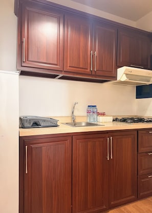Cookware/dishes/utensils