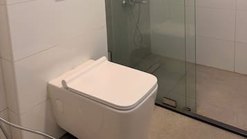 Deluxe Quadruple Room, Balcony, City View | Bathroom | Towels, soap, shampoo, toilet paper
