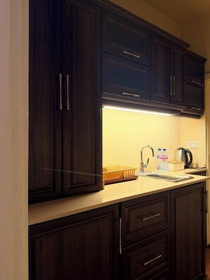 Double Room, Smoking, Balcony | Private kitchen | Cookware/dishes/utensils - Regent Palace Hariz Hotel (Aley)