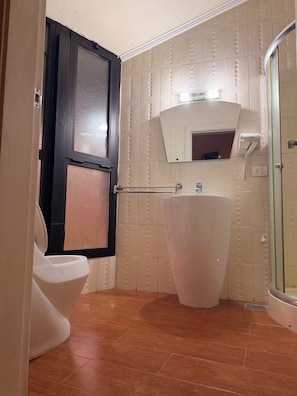 Chambre Deluxe double | Salle de bain | Serviettes fournies, savon, shampooing, papier de toilette