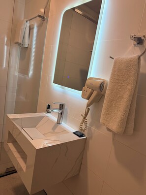 Deluxe Quadruple Room, Balcony, City View | Bathroom | Towels, soap, shampoo, toilet paper - Regent Palace Hariz Hotel (Aley)