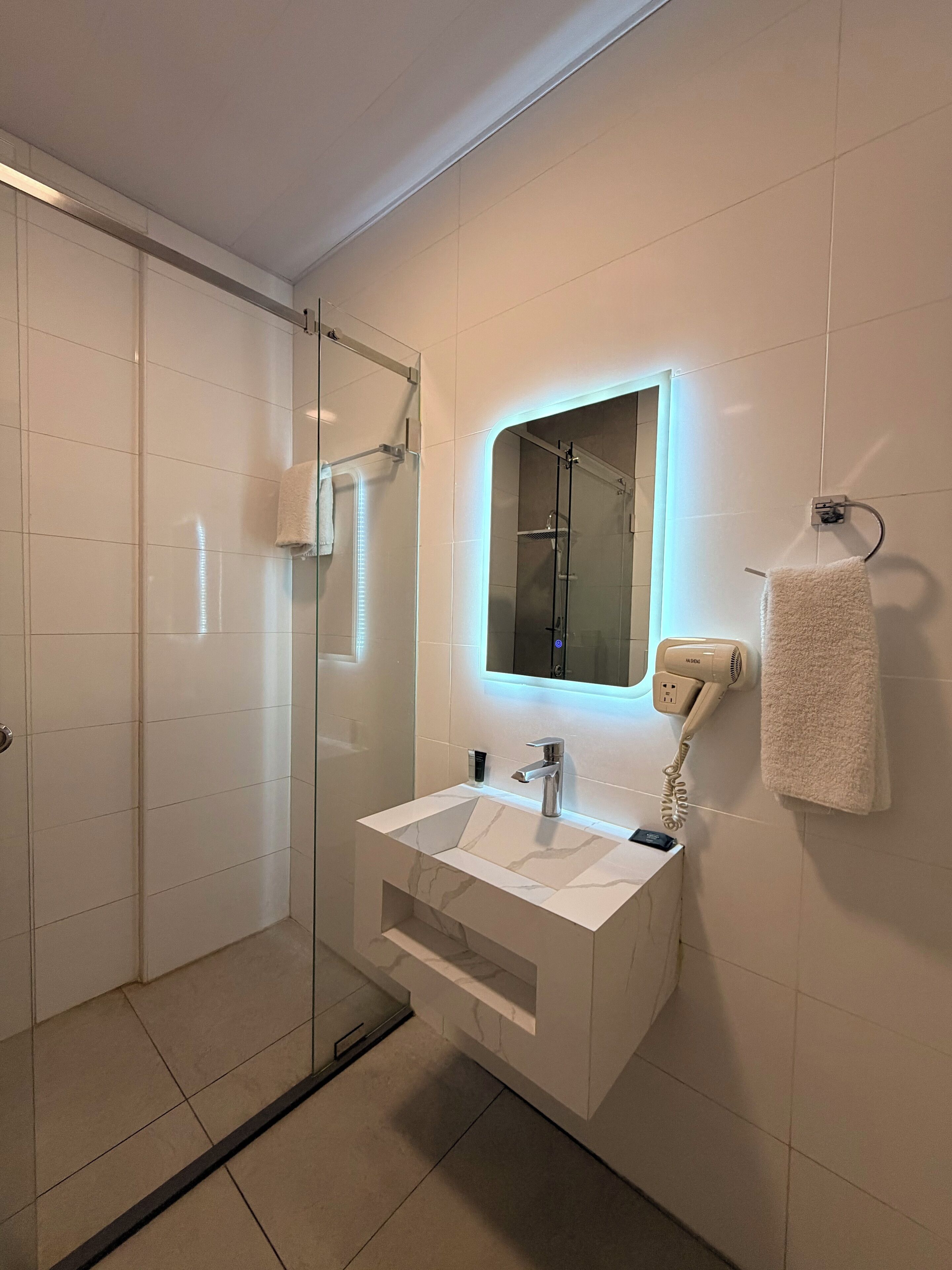 Quarto quádruplo luxo, sacada, vista para a cidade | Banheiro | Toalhas de banho, sabonete, shampoo, papel higiênico