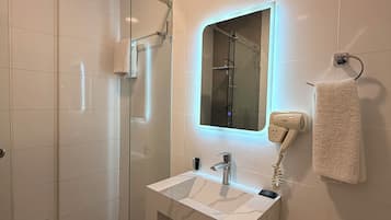 Quarto quádruplo luxo, sacada, vista para a cidade | Banheiro | Toalhas de banho, sabonete, shampoo, papel higiênico