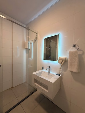 Deluxe Quadruple Room, Balcony, City View | Bathroom | Towels, soap, shampoo, toilet paper