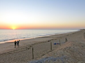 A beach with a sunset, a fishing rod, and a few people. - Les Cariatides 8 by Interhome (Ile d'Oléron)