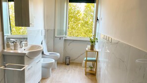 Een douche, een haardroger, een bidet, handdoeken