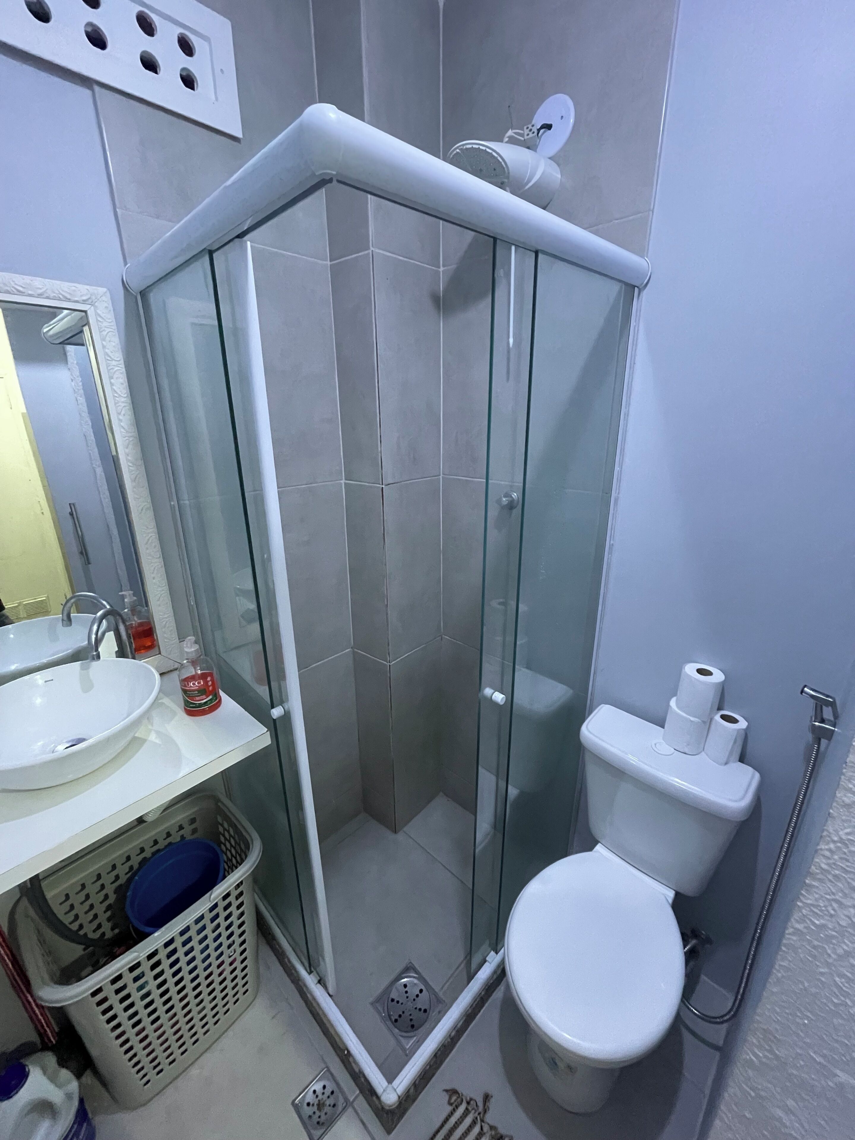 Toalhas de banho, sabonete, papel higiênico 