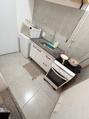 Private kitchen - Studio Flamengo on the beachfront block, across from the subway. (Rio de Janeiro)