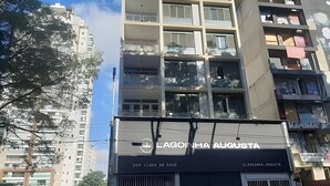A multi-story building with a storefront labeled 'LAGOINHA AUGUSTA.' - Quarto Triplo Augusta Paulista Frei Cane (São Paulo)