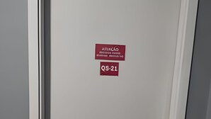 A closed door with a sign indicating a specific room number and a date. - Quarto Triplo Augusta Paulista Frei Cane (São Paulo)