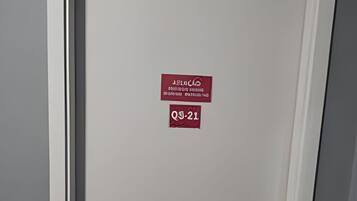 Uma porta fechada com uma placa indicando um número de quarto específico e uma data.