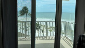 Ein Balkon mit Blick auf Strand und Meer.