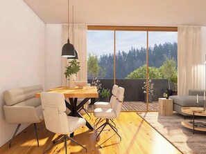 Ein modernes Wohnzimmer mit einem Holzesstisch, weißen Stühlen, einer Couch und einem Balkon mit Blick auf Bäume.