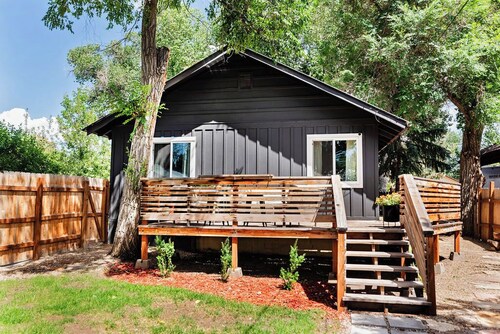 Little House on Taylor - 2 Bedroom Cottage in Walkable Downtown Location