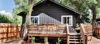 Little House on Taylor - 2 Bedroom Cottage in Walkable Downtown Location
