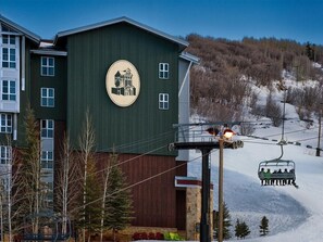 A building with a ski lift and a chairlift in the background. - 1 Bedroom Villa at Marriott MountainSide Resort (Park City)