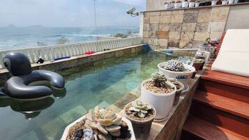 Departamento, balcón, vista parcial al mar | Alberca | Alberca al aire libre