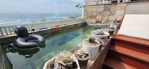 Departamento, balcón, vista parcial al mar | Alberca | Alberca al aire libre