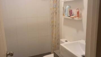 Apartamento, sacada, vista parcial para o mar | Banheiro | Produtos de toalete grátis, toalhas de banho, sabonete, shampoo
