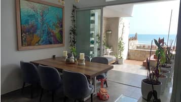 Apartamento, sacada, vista parcial para o mar | Opções para refeição