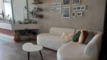 Departamento, balcón, vista parcial al mar | Área de sala de estar