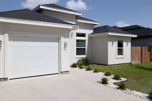 Exterior -         2023 Modern 3BR Off Hwy 281 Fast WiFi Workspace Pet Friendly Fenced Yard (Edinburg)