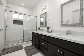 Shower, hair dryer, towels, soap -         2023 Modern 3BR Off Hwy 281 Fast WiFi Workspace Pet Friendly Fenced Yard (Edinburg)
