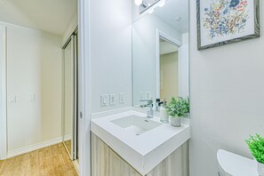 Sèche-cheveux, serviettes fournies, savon, papier toilette