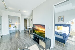2 habitaciones, tabla de planchar con plancha, internet y ropa de cama