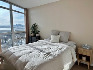 2 quartos, ferros/tábuas de passar roupa, roupa de cama