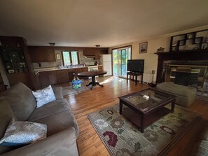 Ein Wohnzimmer mit Sofa, Couchtisch und Kamin.