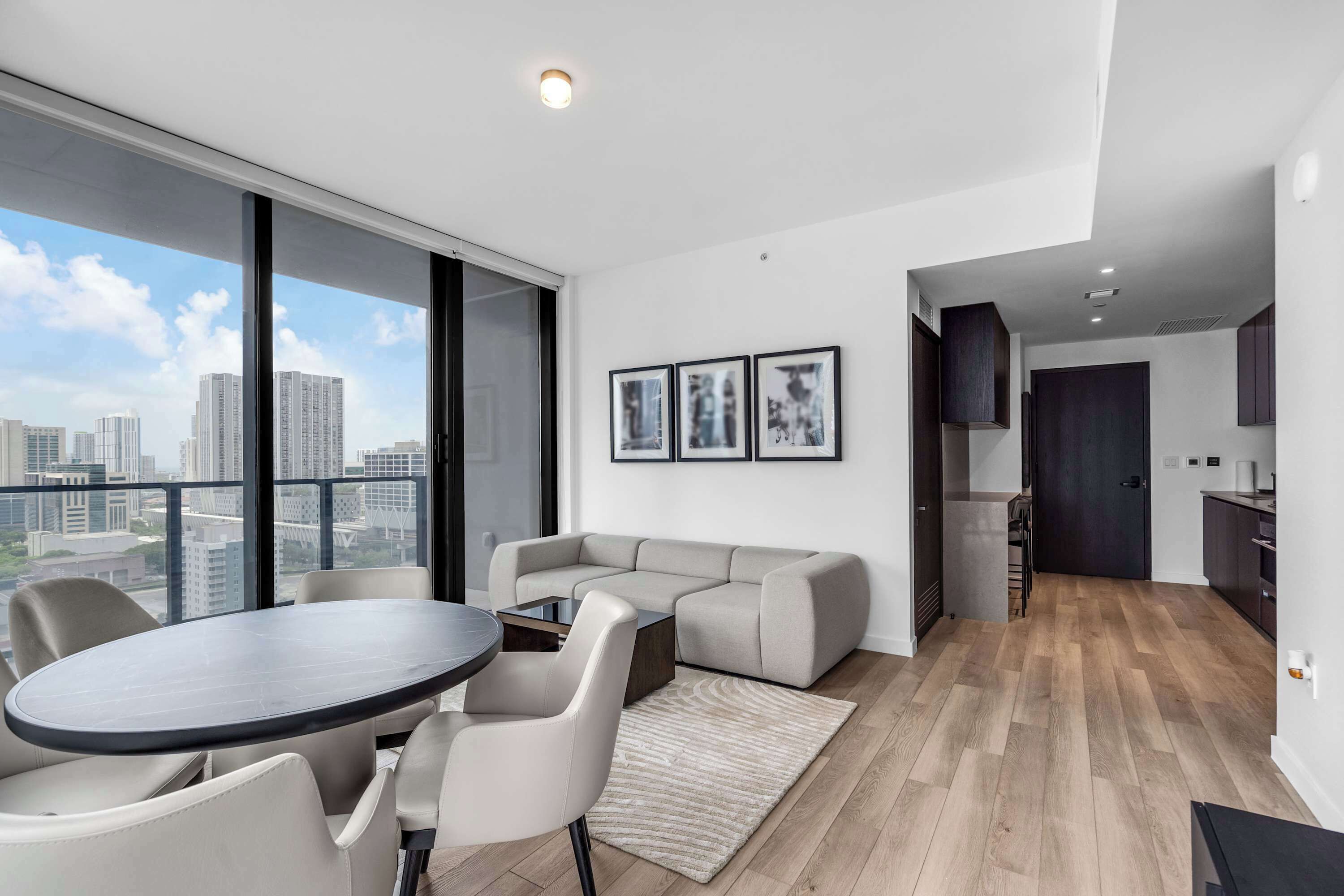 Un appartement moderne comprenant un coin repas, un canapé et une cuisine.