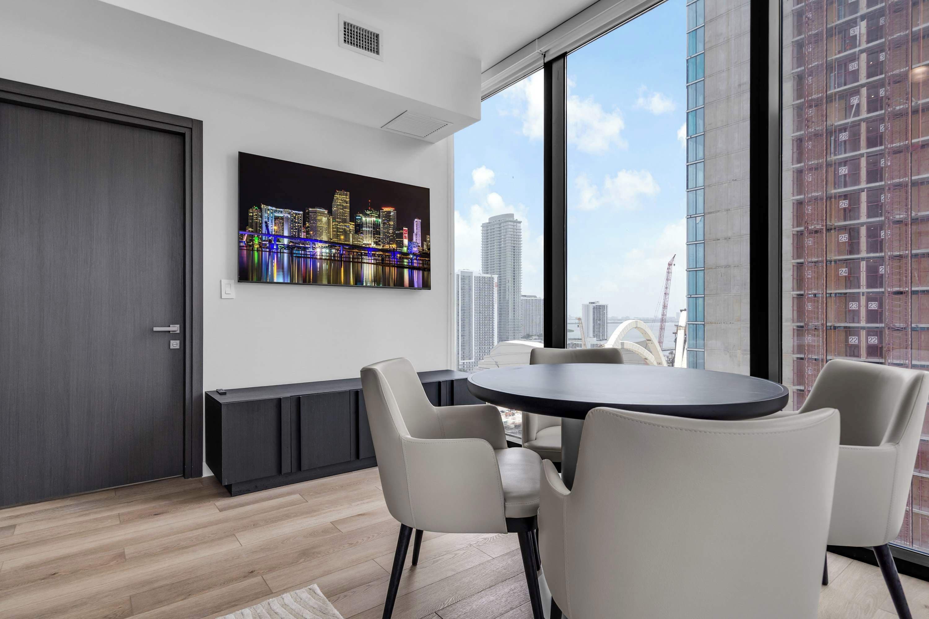Apartment, 1 King-Bett, Balkon, Stadtblick (Miami Pulse) | Speisen