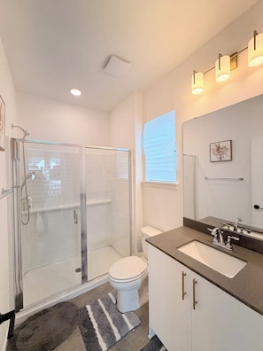 Bathroom - Cozy Ensuite Room Near Mt. Rainier & Seattle (Bonney Lake)