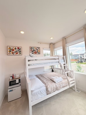 Room - Cozy Ensuite Room Near Mt. Rainier & Seattle (Bonney Lake)