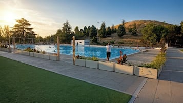Una piscina cubierta, una piscina al aire libre