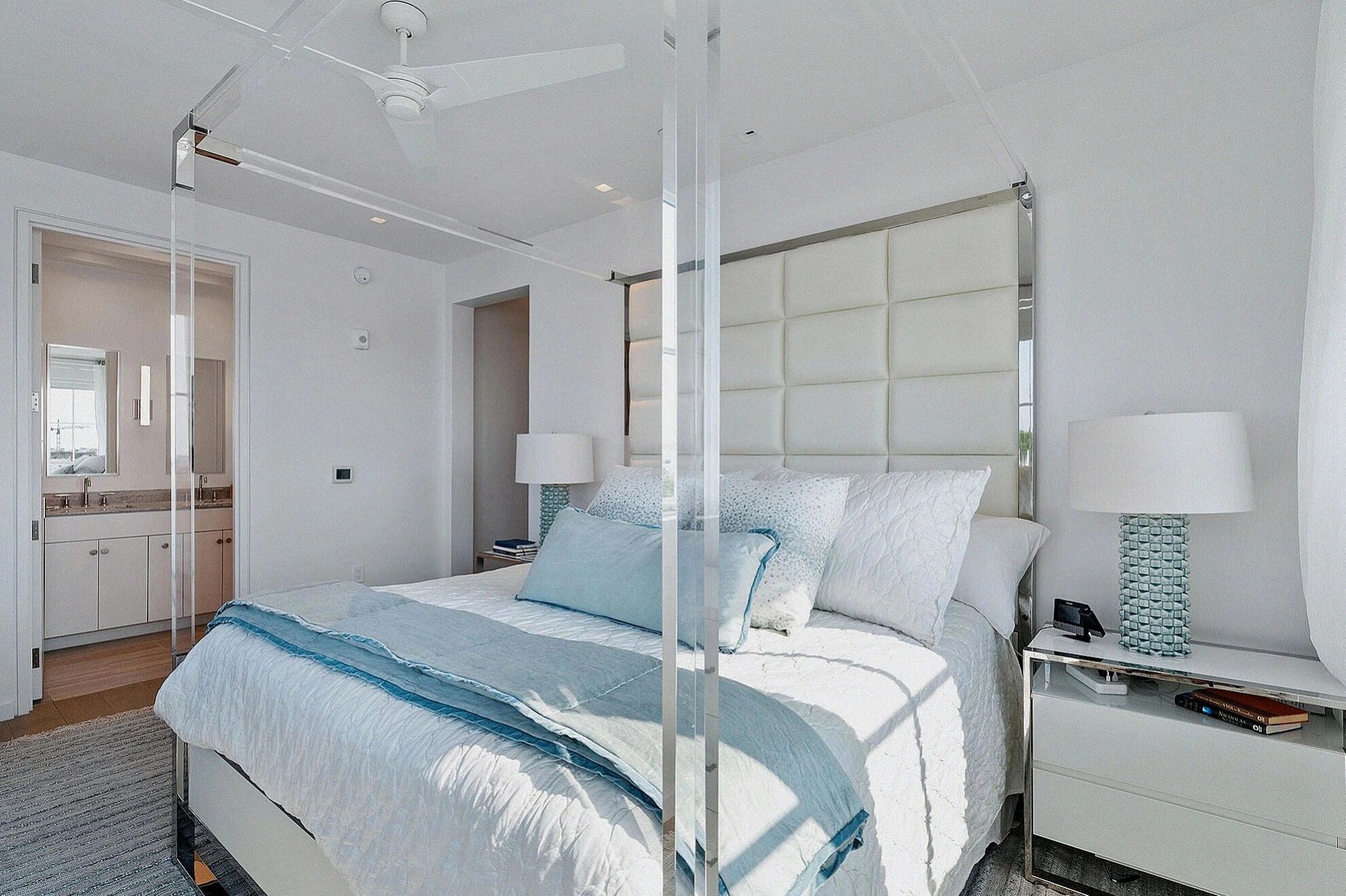 Premium bedding, desk, laptop workspace, cribs (free)