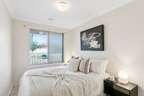 2 habitaciones, tabla de planchar con plancha, wifi y ropa de cama 
